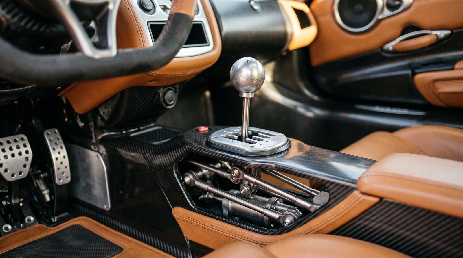 Exposed manual gearshift linkage and pedal box, illustrating the six-speed manual layout of the Gordon Murray S1