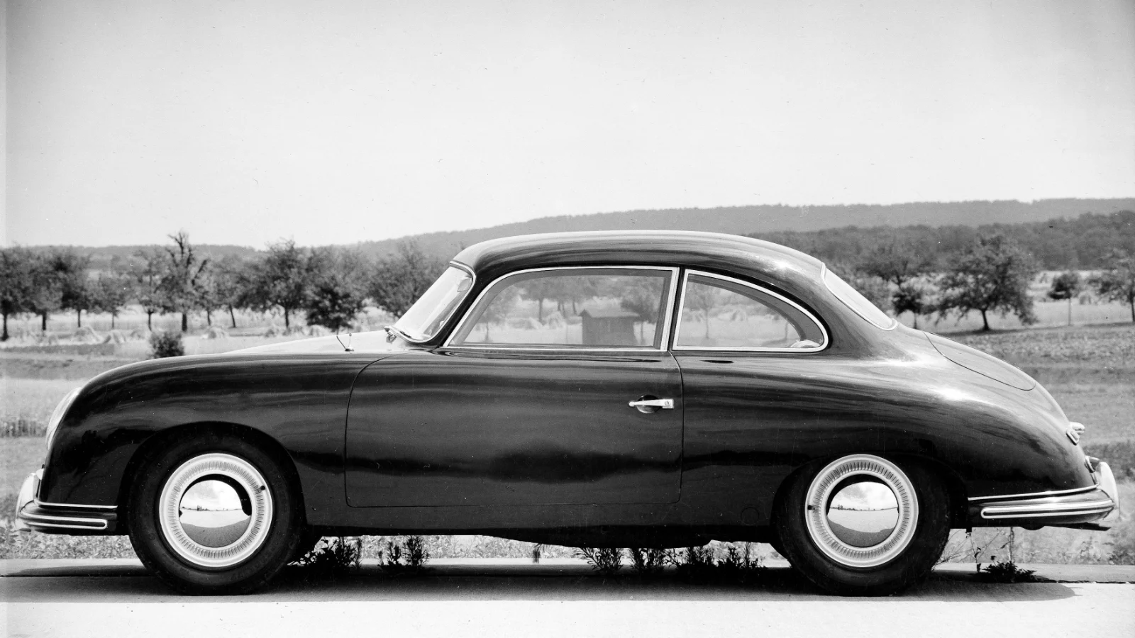 Black-and-white side view of the Porsche Type 530 four-seat study